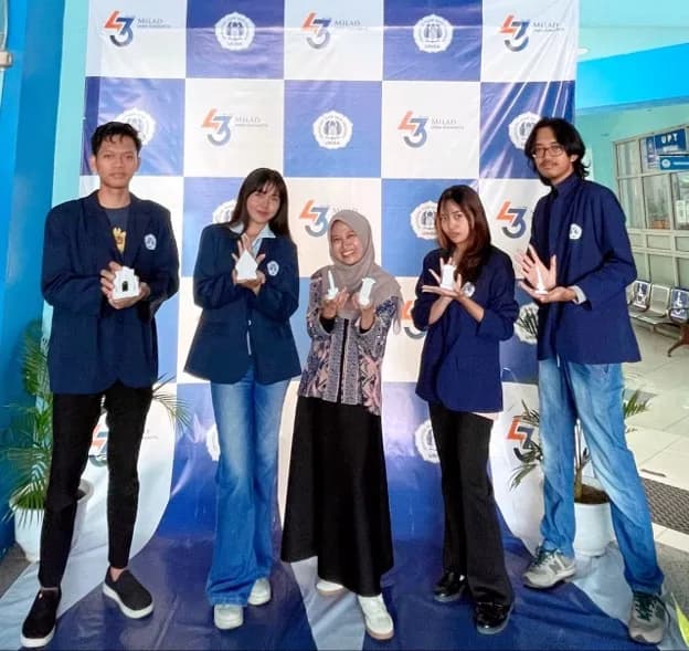 Dari limbah jadi oleh-oleh, mahasiswa UNIBA ciptakan popodecor khas Surakarta