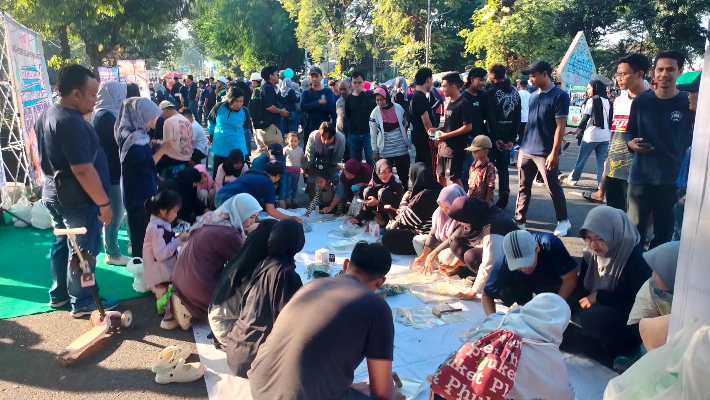 Fakultas Teknik UNIBA Surakarta Meriahkan Milad ke-43 dengan Kegiatan Ecoprint di Car Free Day