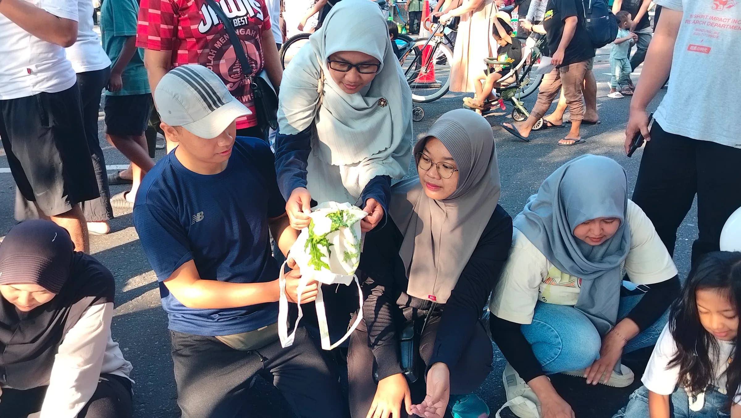 Fakultas Teknik UNIBA Surakarta Meriahkan Milad ke-43 dengan Kegiatan Ecoprint di Car Free Day