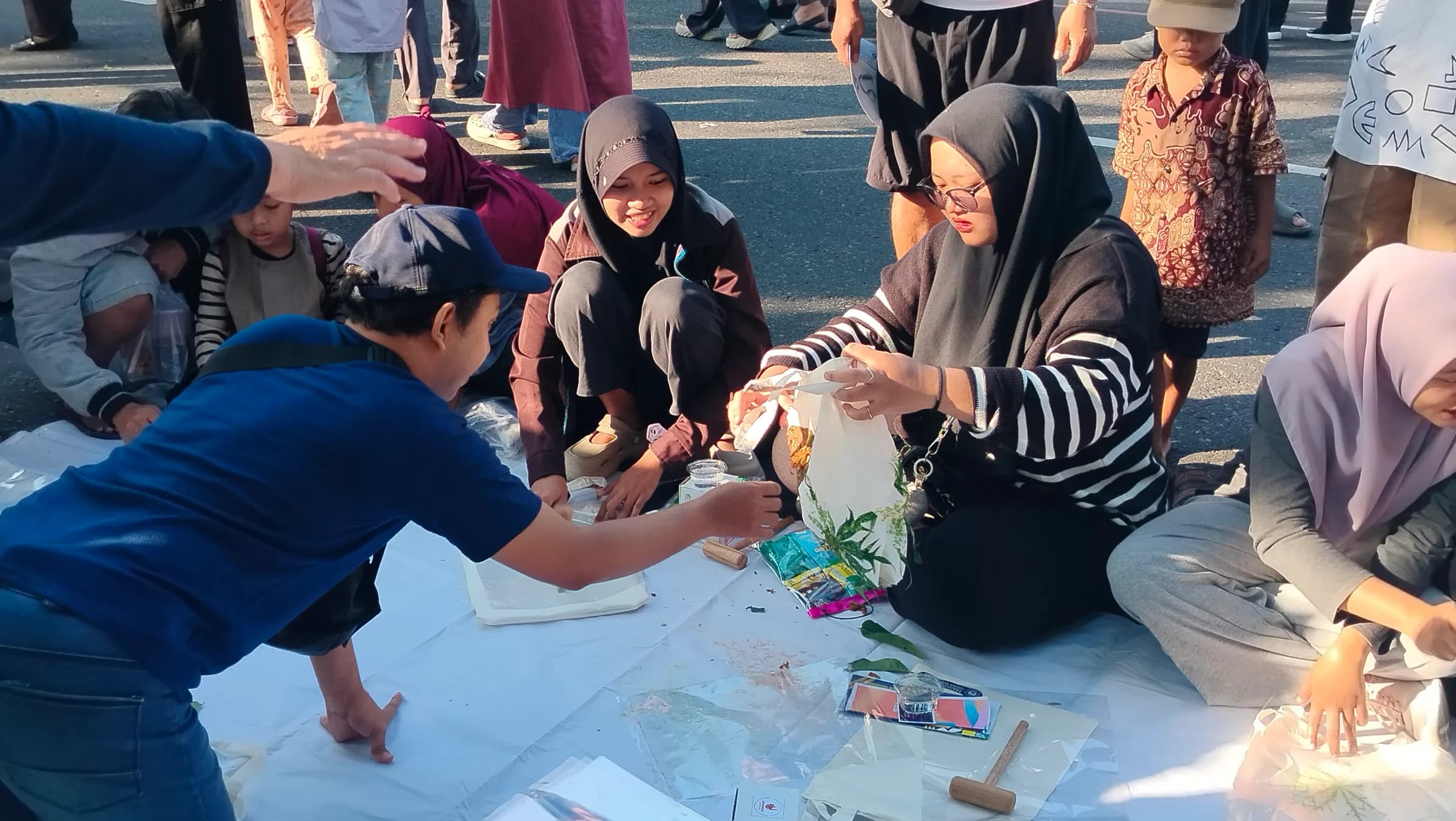 Fakultas Teknik UNIBA Surakarta Meriahkan Milad ke-43 dengan Kegiatan Ecoprint di Car Free Day