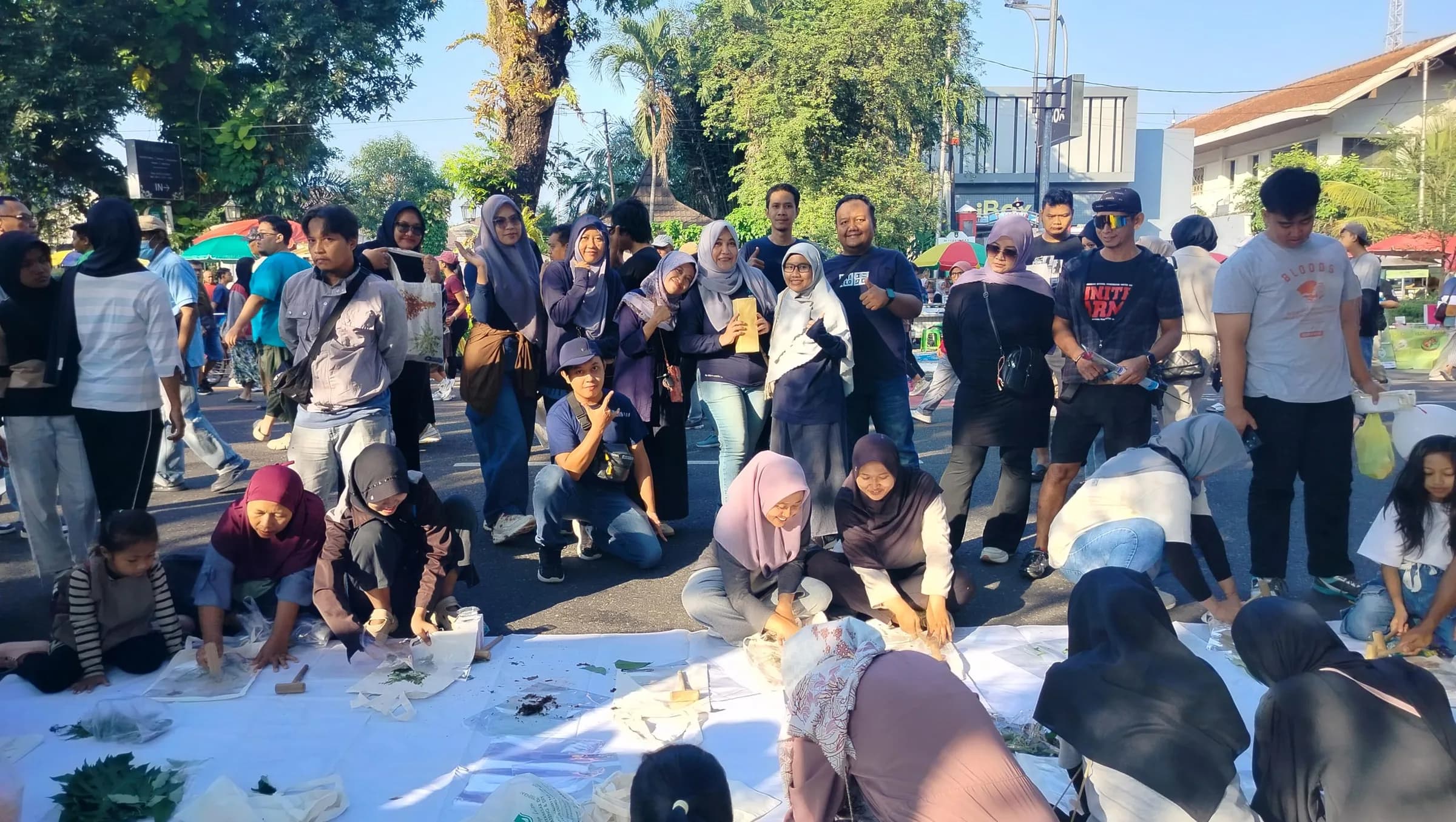 Fakultas Teknik UNIBA Surakarta Meriahkan Milad ke-43 dengan Kegiatan Ecoprint di Car Free Day