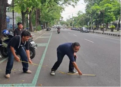 Mahasiswa Teknik Sipil UNIBA Lakukan Survei Lalu Lintas di Jalan Bhayangkara, Sriwedari Solo