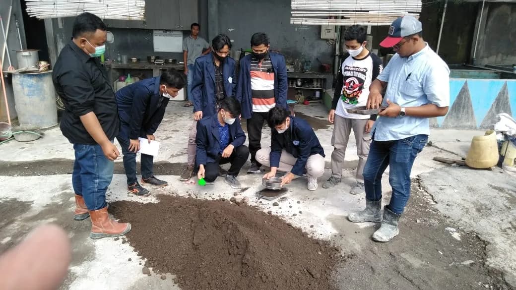 Praktikum Pengerasan Jalan Aspal oleh Mahasiswa Teknik Sipil UNIBA