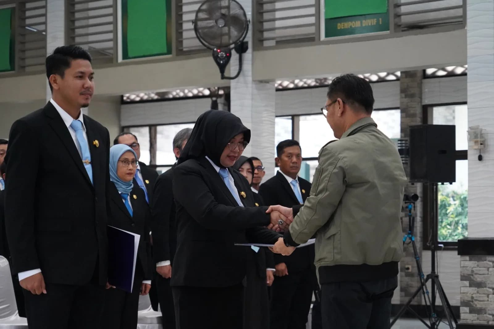 Dosen Fakultas Teknik UNIBA Surakarta Ir. Betty Hariyani, ST., MH., MT., IPM Terima PIN Ikatan Alumni dan Sertifikat Lemhannas RI